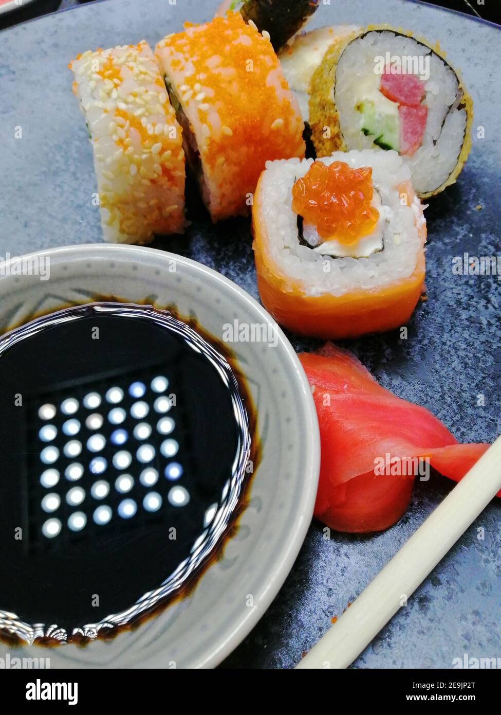 rouler les sushis sur une assiette. Cuisine japonaise. Banque D'Images