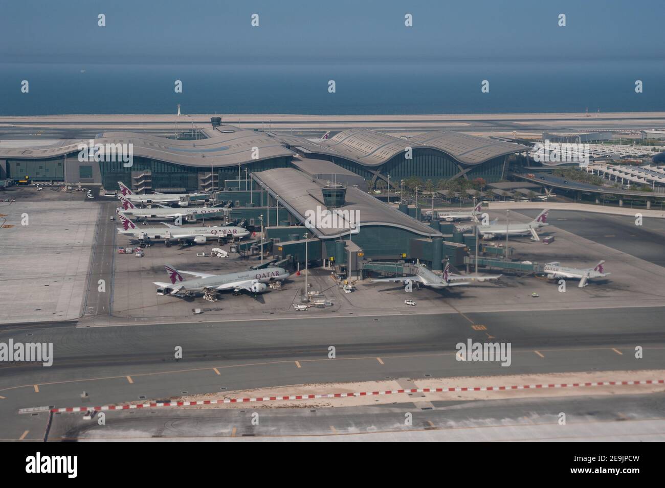 05.06.2019, Doha, Qatar, Asie - vue aérienne du nouveau terminal avec les avions passagers de Qatar Airways garés à l'aéroport international de Hamad. Banque D'Images