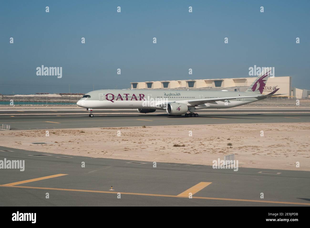 05.06.2019, Doha, Qatar, Asie - un Airbus A350-1000 Qatar Airways a des avions de passagers qui desservent la piste de l'aéroport international d'Hamad. Banque D'Images