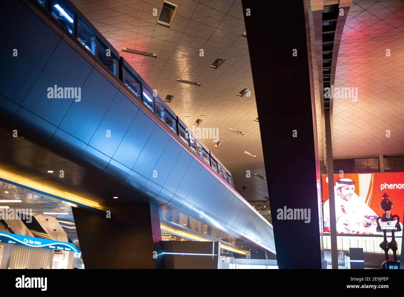 27.06.2019, Doha, Qatar, Asie - vue de l'intérieur avec train-navette à l'intérieur du hall des départs du nouvel aéroport international de Hamad. Banque D'Images