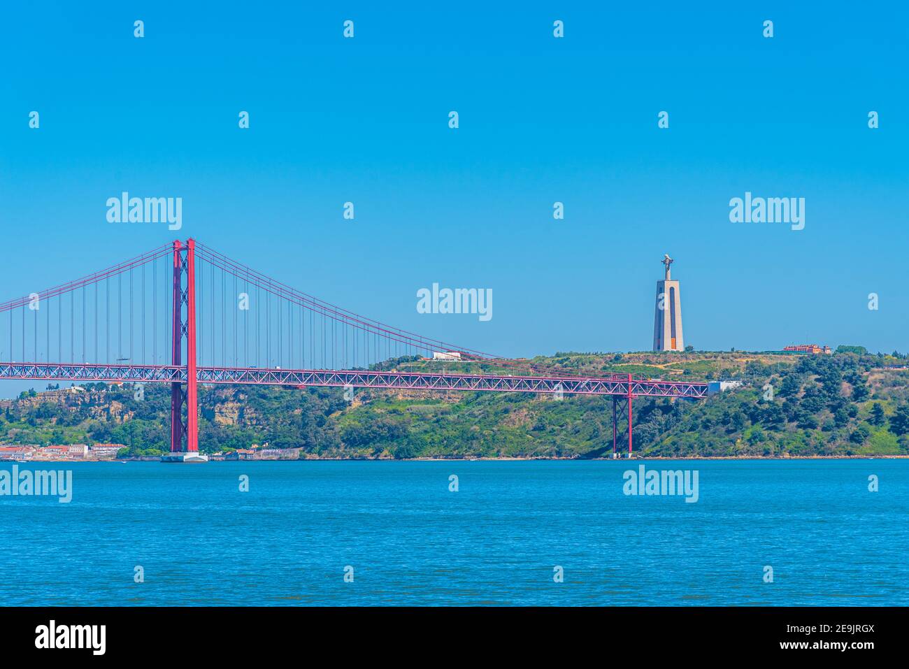 Pont du 25 avril et sanctuaire national de Cristo Rei à Lisbonne, Portugal Banque D'Images