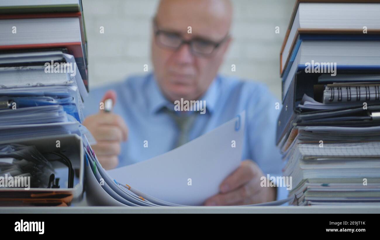 Image avec un homme d'affaires travaillant dans la salle d'archives comptables. Gestionnaire travaillant dans Ofice avec des documents. Banque D'Images