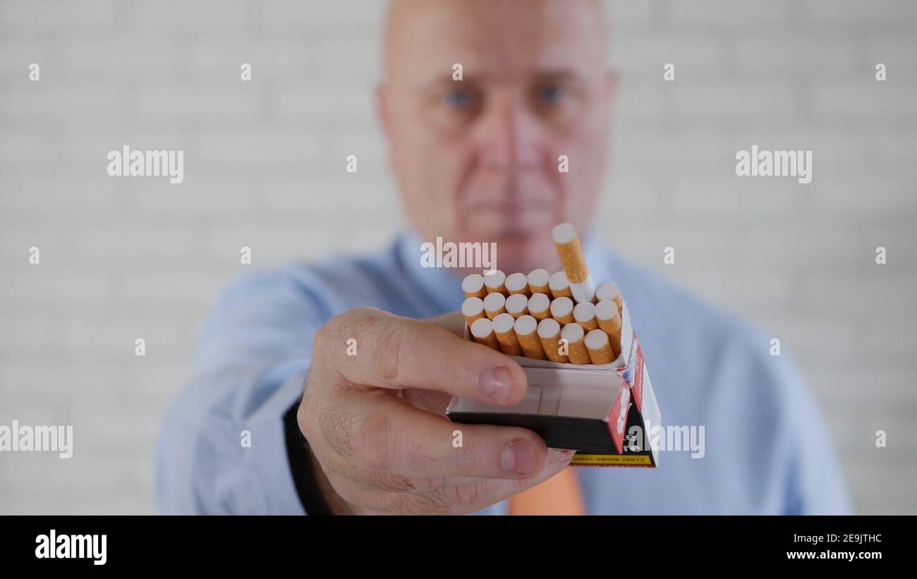 Image avec un homme d'affaires fumant une cigarette. La fumée et la dépendance à la nicotine causent de graves problèmes de santé. Banque D'Images