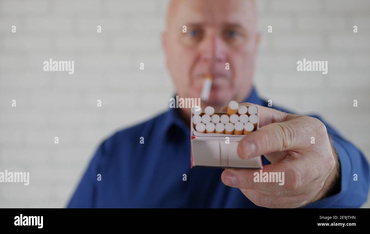 Image avec un homme d'affaires fumant une cigarette. La fumée et la dépendance à la nicotine causent de graves problèmes de santé. Banque D'Images