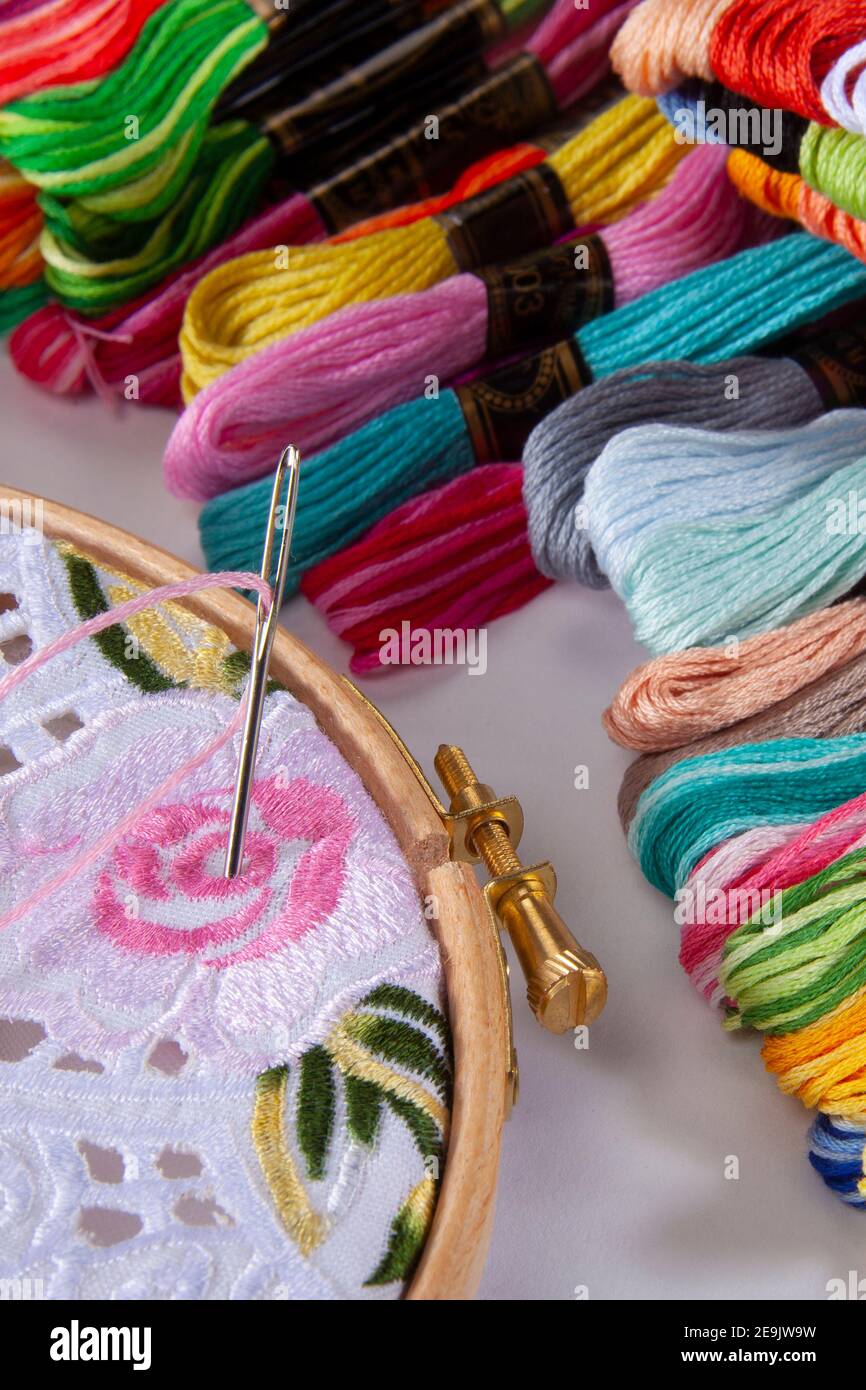 Decorer Une Etoffe A L Aide D Un Fil Broderie ou Needlepoint - l'art de décorer du tissu ou d'autres matériaux à  l'aide d'une aiguille pour appliquer le fil ou le fil. La broderie peut  également incorporer Photo Stock - Alamy