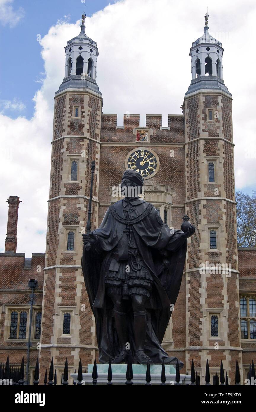 Statue du roi Henry VI (1421 - 1471) dans le triage scolaire avec la tour de Lupton derrière, Eton College, Berkshire. Le roi fonde le collège en 1440. TH Banque D'Images