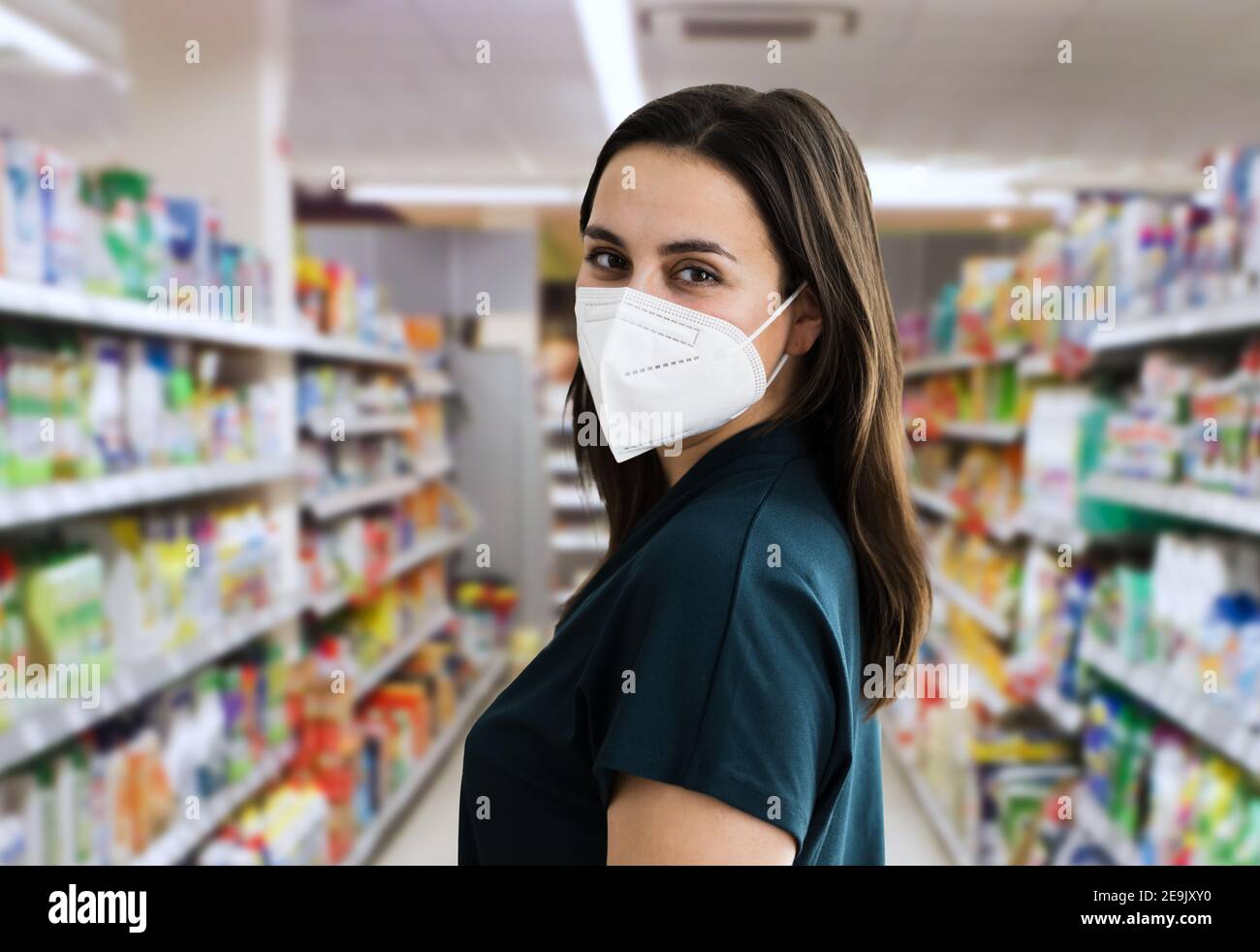 Jeune femme cliente qui fait ses achats dans un masque facial Banque D'Images