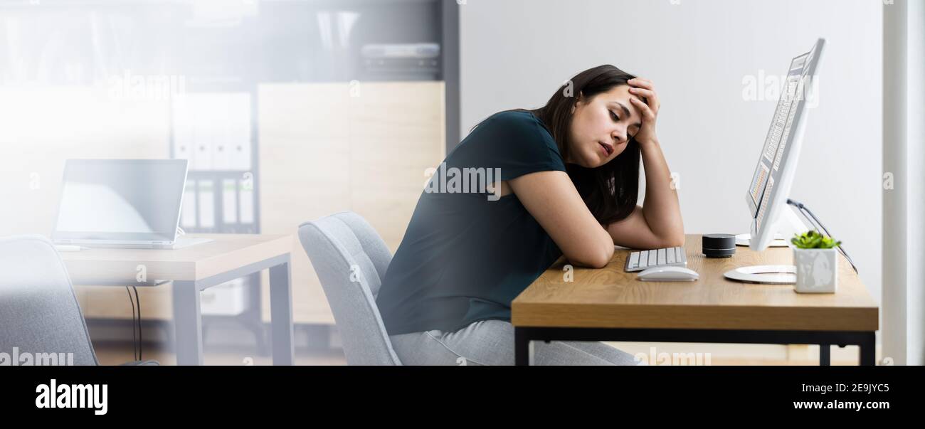 Employé fatigué stressé dans le bureau ennuyé femme d'affaires Banque D'Images