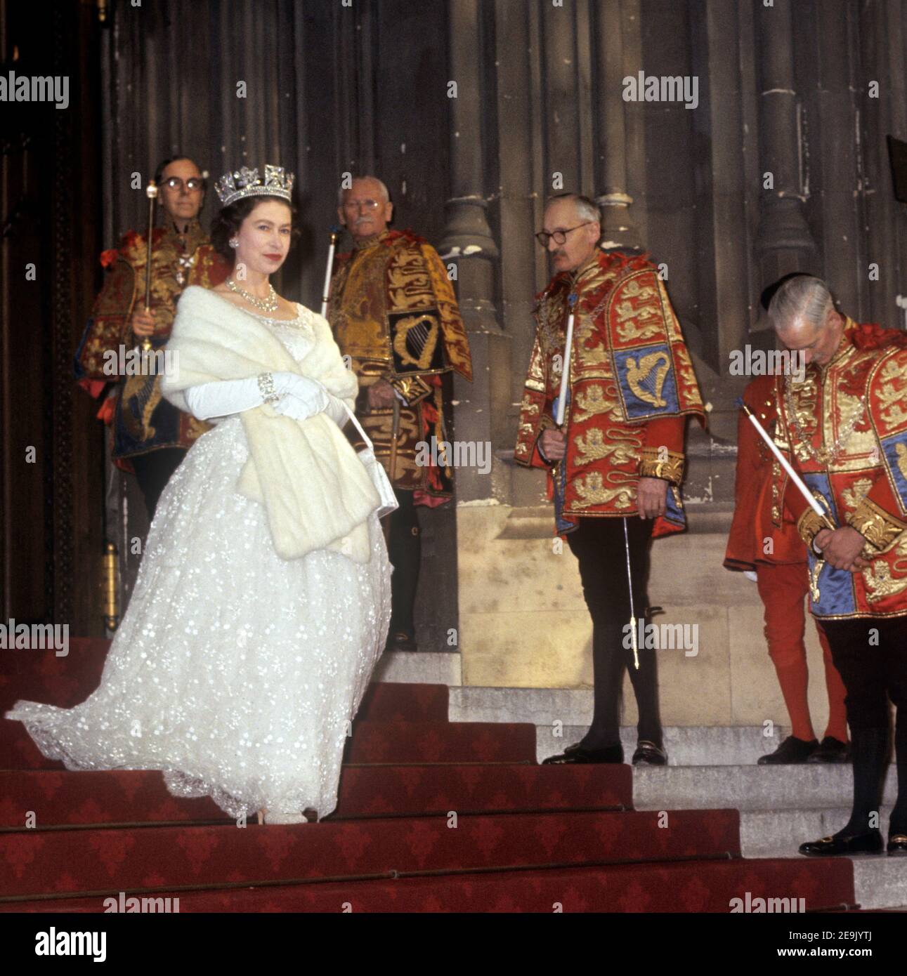 Photo du dossier datée du 03/11/64, de la reine Elizabeth II qui part après l'ouverture d'État du Parlement. La Reine aura régné comme monarque pendant 69 ans samedi. Banque D'Images