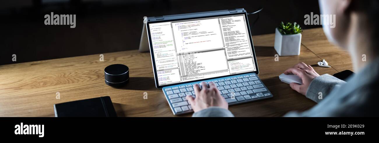 Codeur travaillant de nuit sur l'écran d'un ordinateur portable Banque D'Images