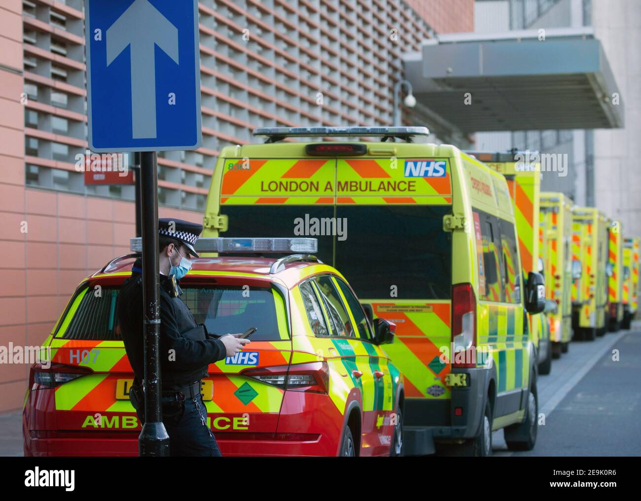 Patients arrivant à l'hôpital Royal London. Le NHS subit de fortes pressions avec la pandémie Covid-19 ainsi que les patients supplémentaires en hiver. Banque D'Images