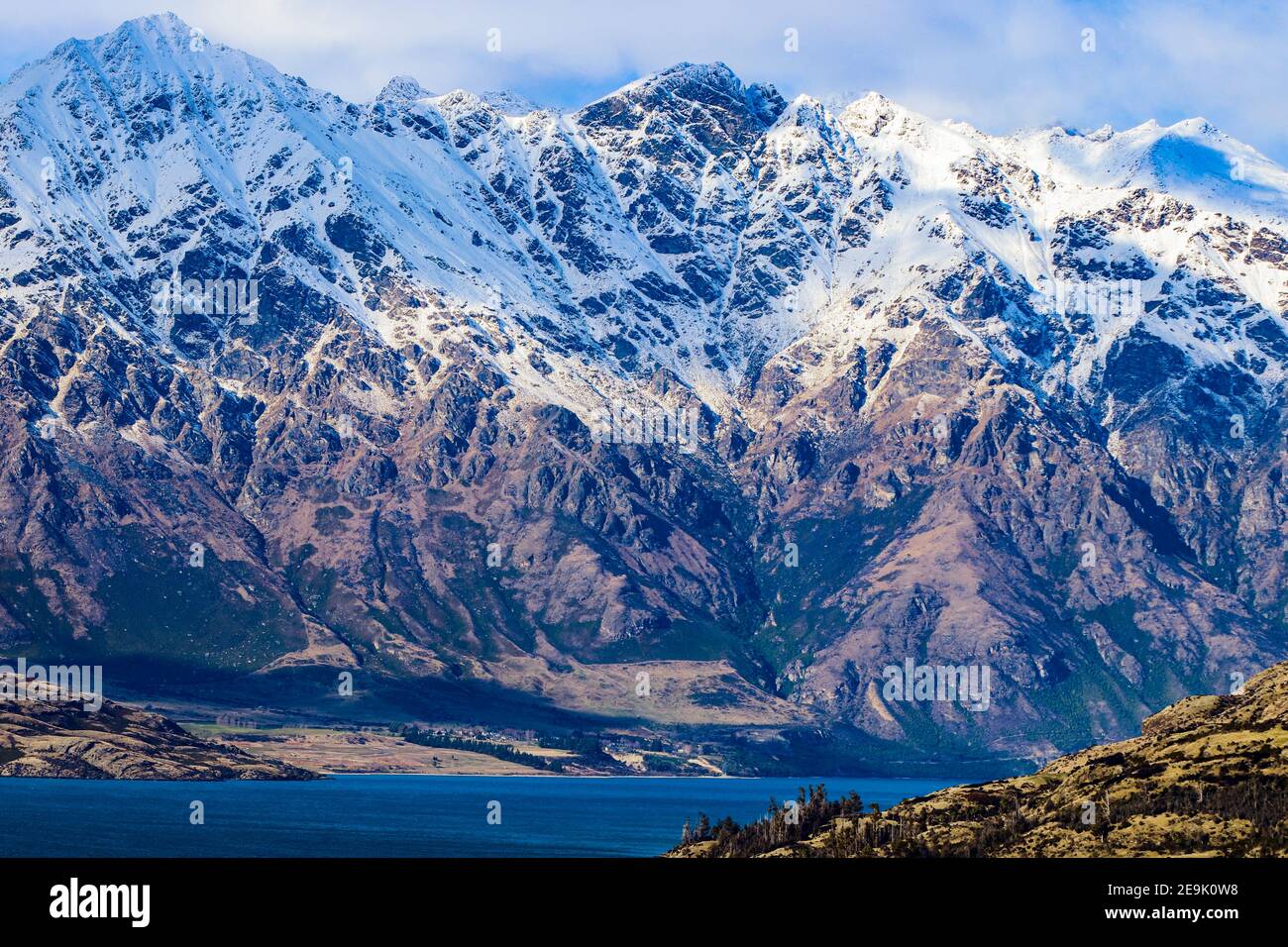 Belle vue sur les montagnes enneigées près du lac de Queenstown, Nouvelle-Zélande Banque D'Images