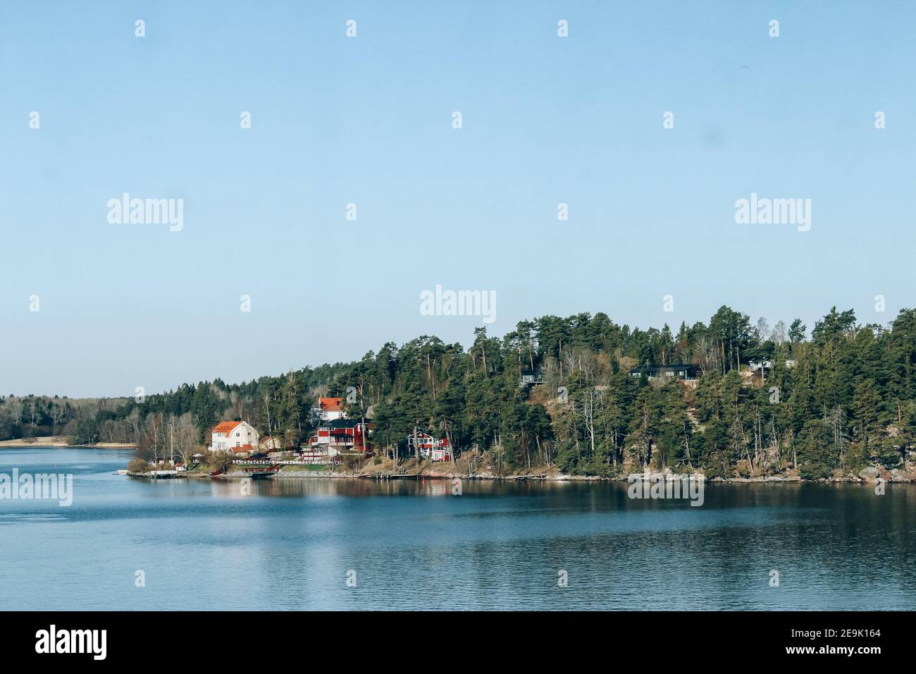 Paysage printanier de la mer Baltique près de Stockholm Seacost. Concept de tourisme local, nature printanière, focalisation sélective. Suède nature, archipel authentique Banque D'Images