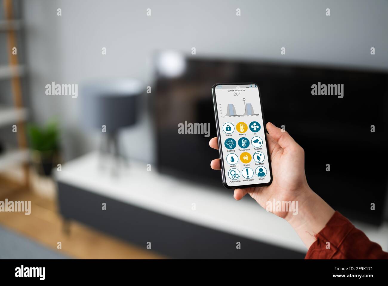 Utilisation de la technologie d'automatisation de la maison et des gadgets technologiques IOT Banque D'Images