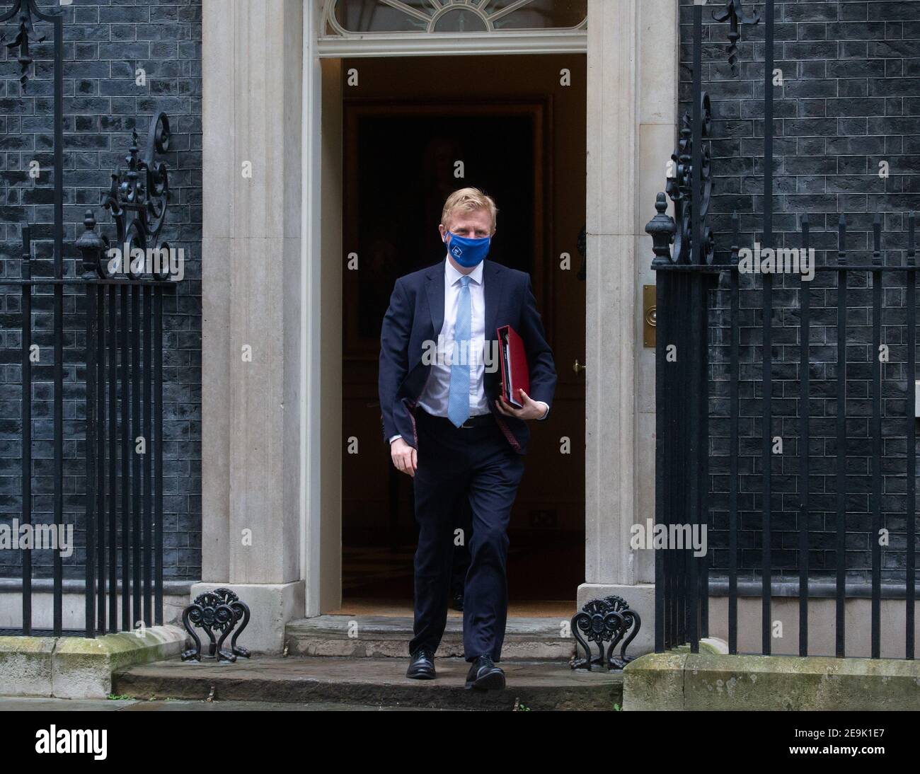 Oliver Dowden, secrétaire d'État au numérique, à la Culture, aux médias et au Sport à Downing Street après une rencontre avec Boris Johnson.'ici pour la Culture' sur le masque. Banque D'Images