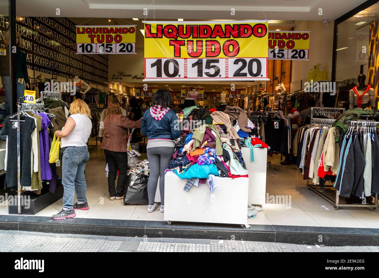 Une boutique de vêtements de mode ouverte avec des vêtements à des prix de vente à Sao Paulo, Brésil Banque D'Images