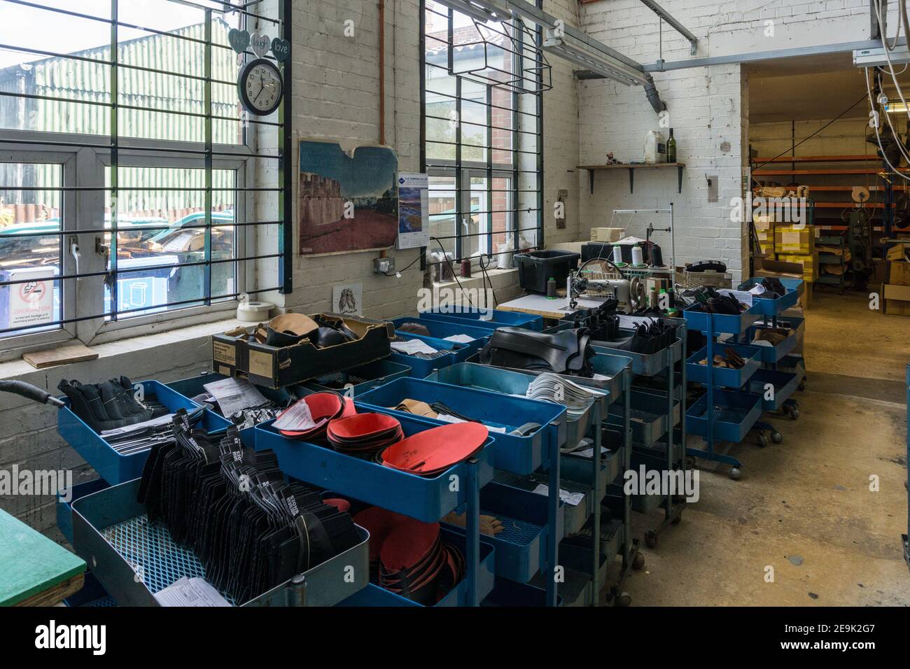 Nside l'usine de chaussures de NPS Ltd, un fabricant de chaussures britannique, Wollaston, Northamptonshire, Royaume-Uni; machines sur le plancher de l'usine. Banque D'Images