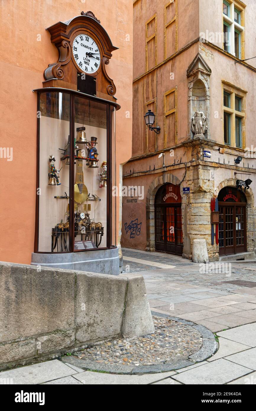 LYON, FRANCE, le 4 février 2021 : Construit en 1864, un grand horloge de grève fonctionnant à cinq automates a été déplacé début 2021 à la façade du Musée Gadagne Banque D'Images