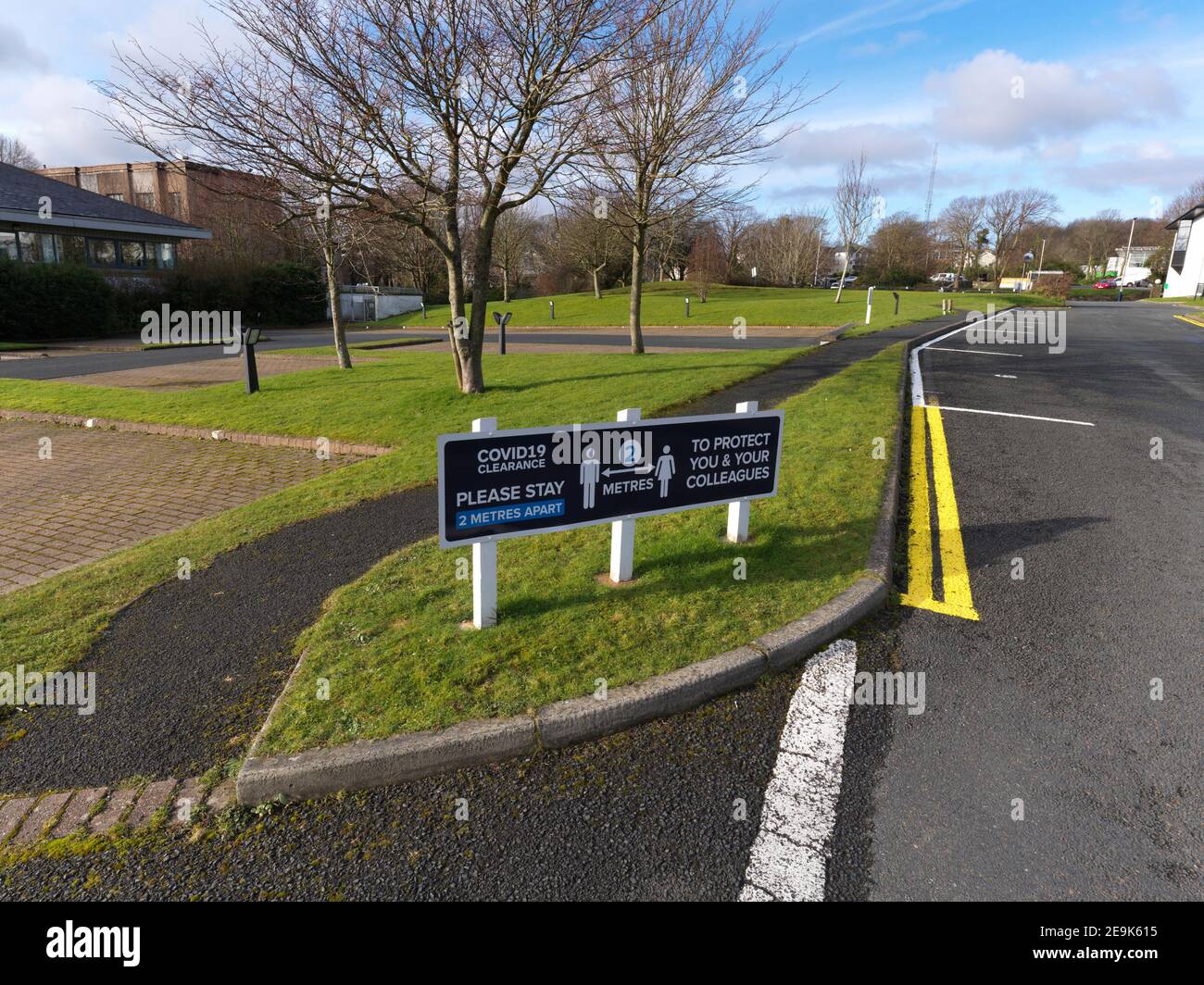 Signalisation à deux mètres de distance dans un parking d'affaires Douglas, Isle of Man Banque D'Images