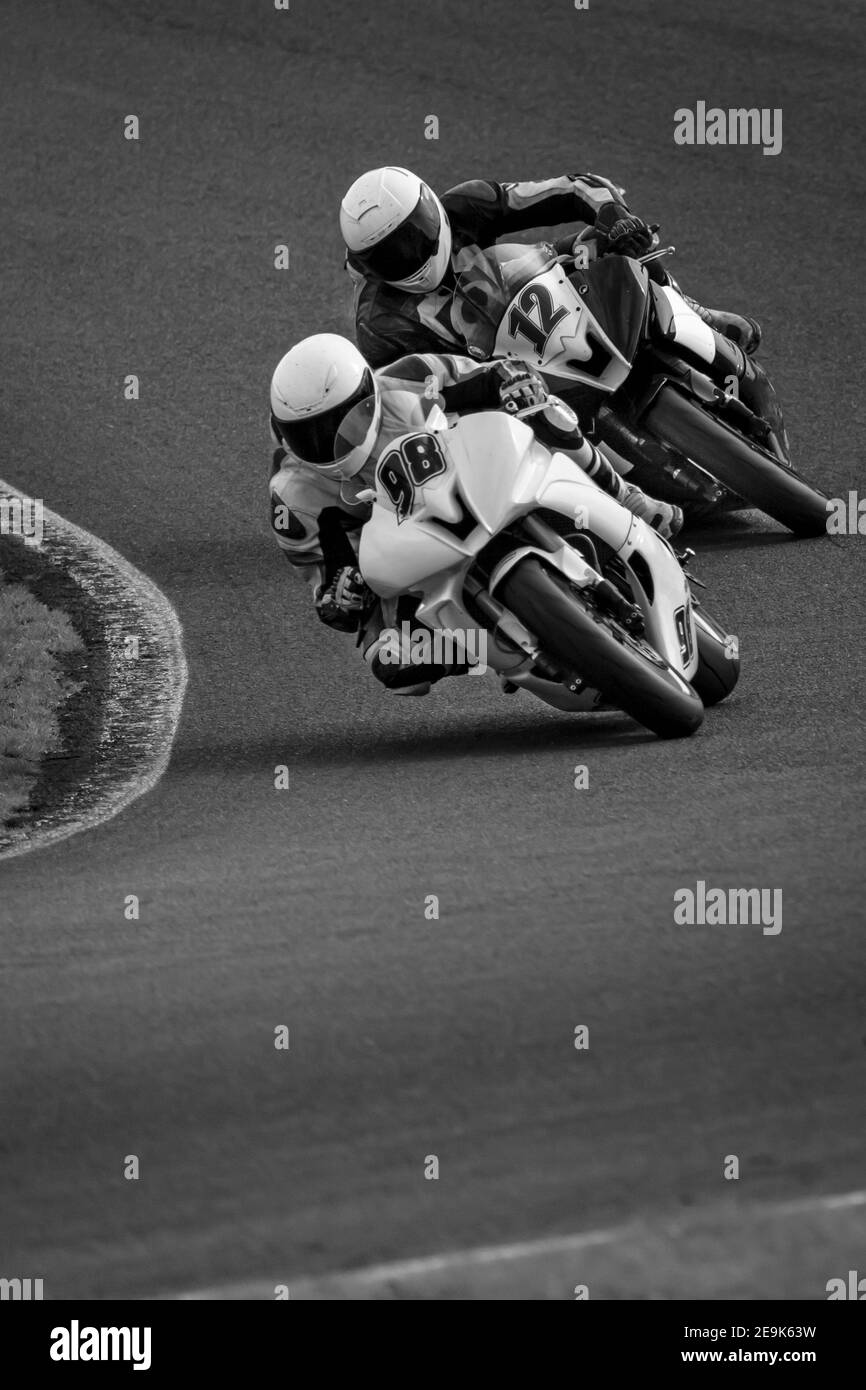 Une photo d'une moto de course lorsqu'elle fait le circuit d'une piste. Banque D'Images