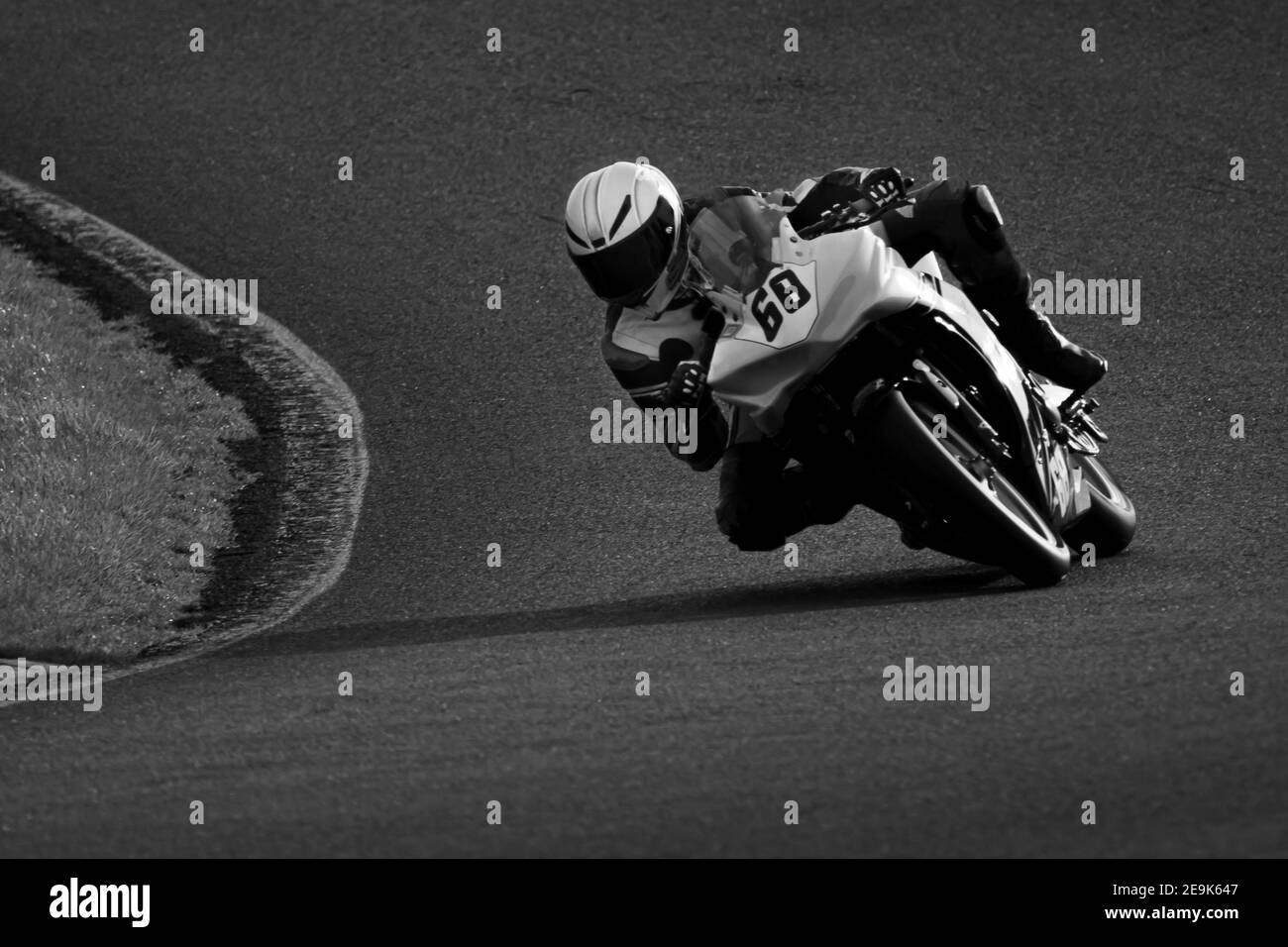 Une Photo D Une Moto De Course Lorsqu Elle Fait Le Circuit D Une Piste Photo Stock Alamy