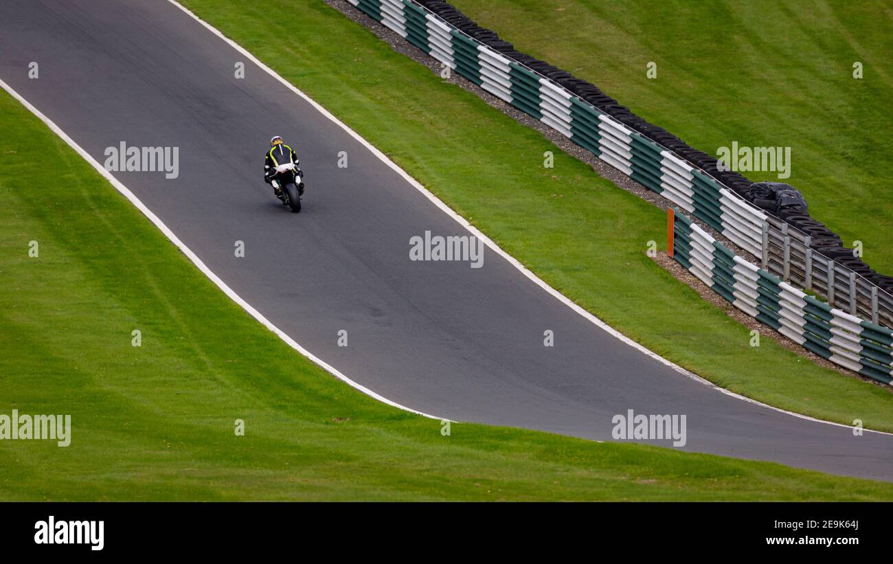 Une photo d'une moto de course lorsqu'elle fait le circuit d'une piste. Banque D'Images