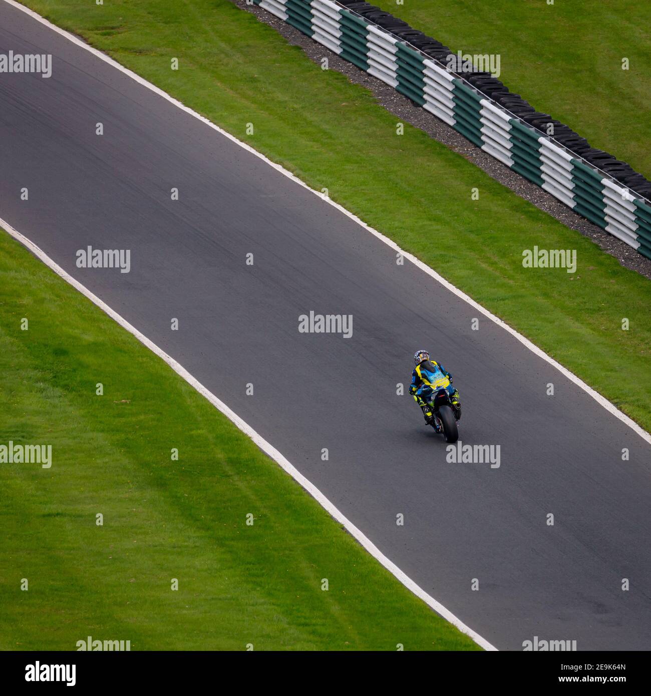Une photo d'une moto de course lorsqu'elle fait le circuit d'une piste. Banque D'Images