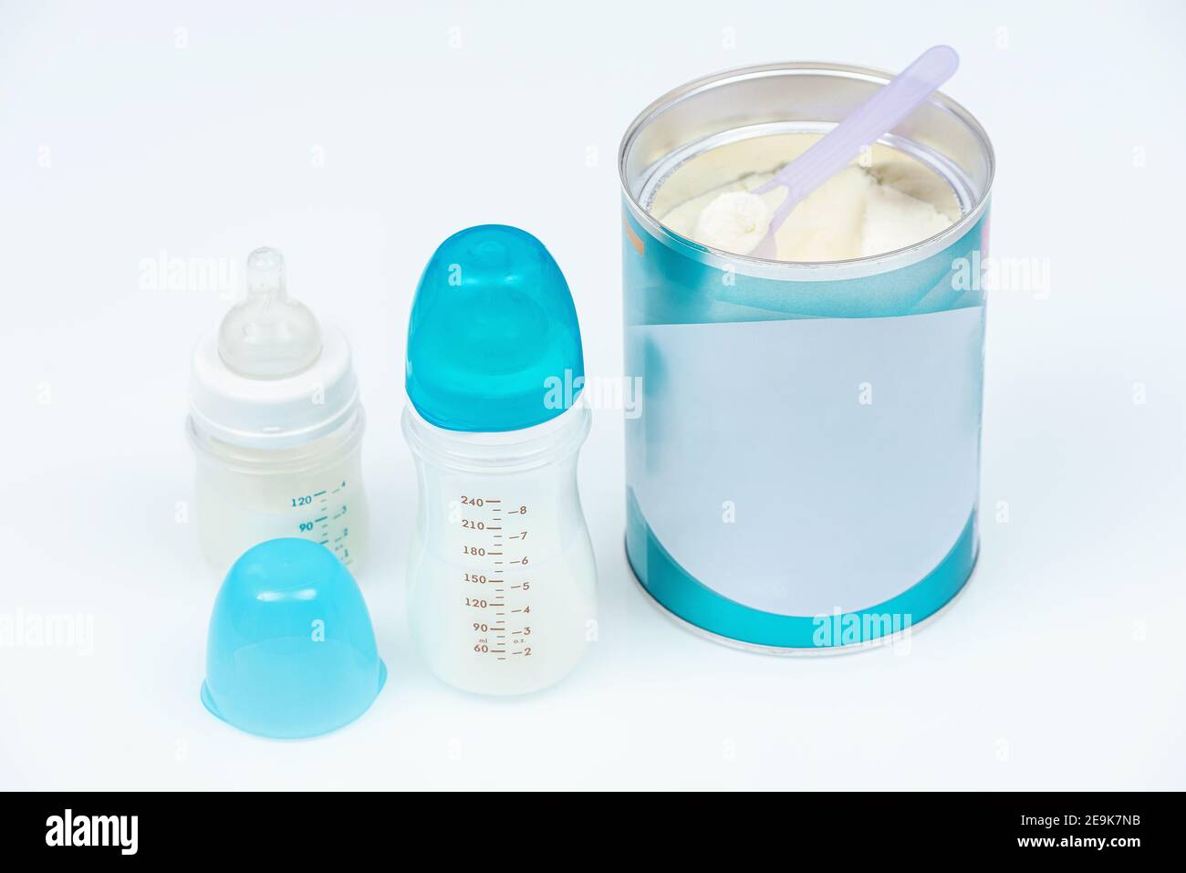Lait En Poudre Pour Bebe Dans Une Bouteille A Cote Des Biberons Arriere Plan Blanc Banque De Lait Infantile Photo Stock Alamy