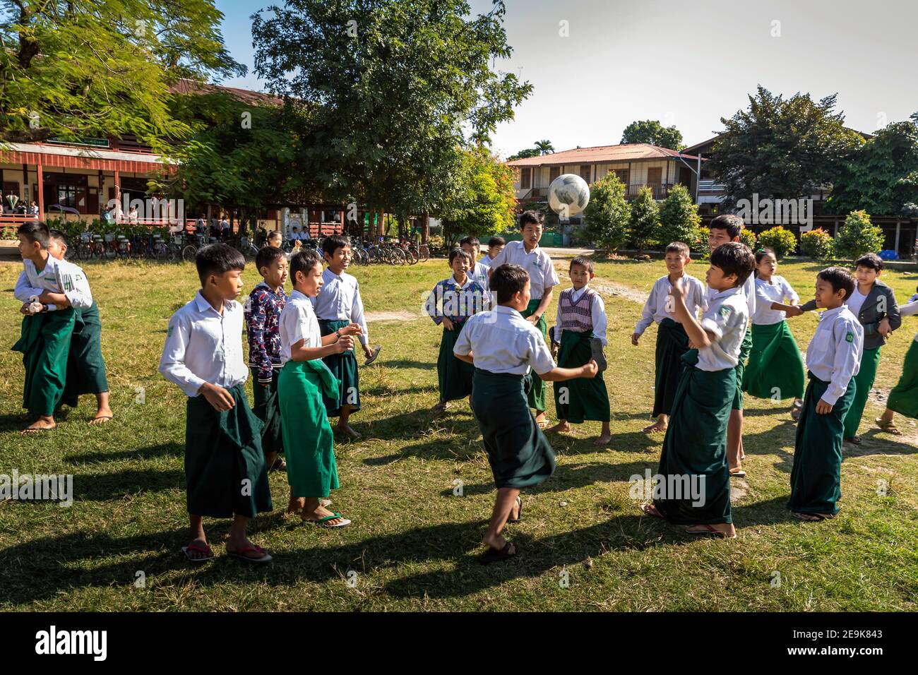 Les orphelins vivant dans l'orphelinat du Shatapru Education Boarder à Myikyina, dans le nord du Myanmar, suivent des cours dans l'école publique. Banque D'Images