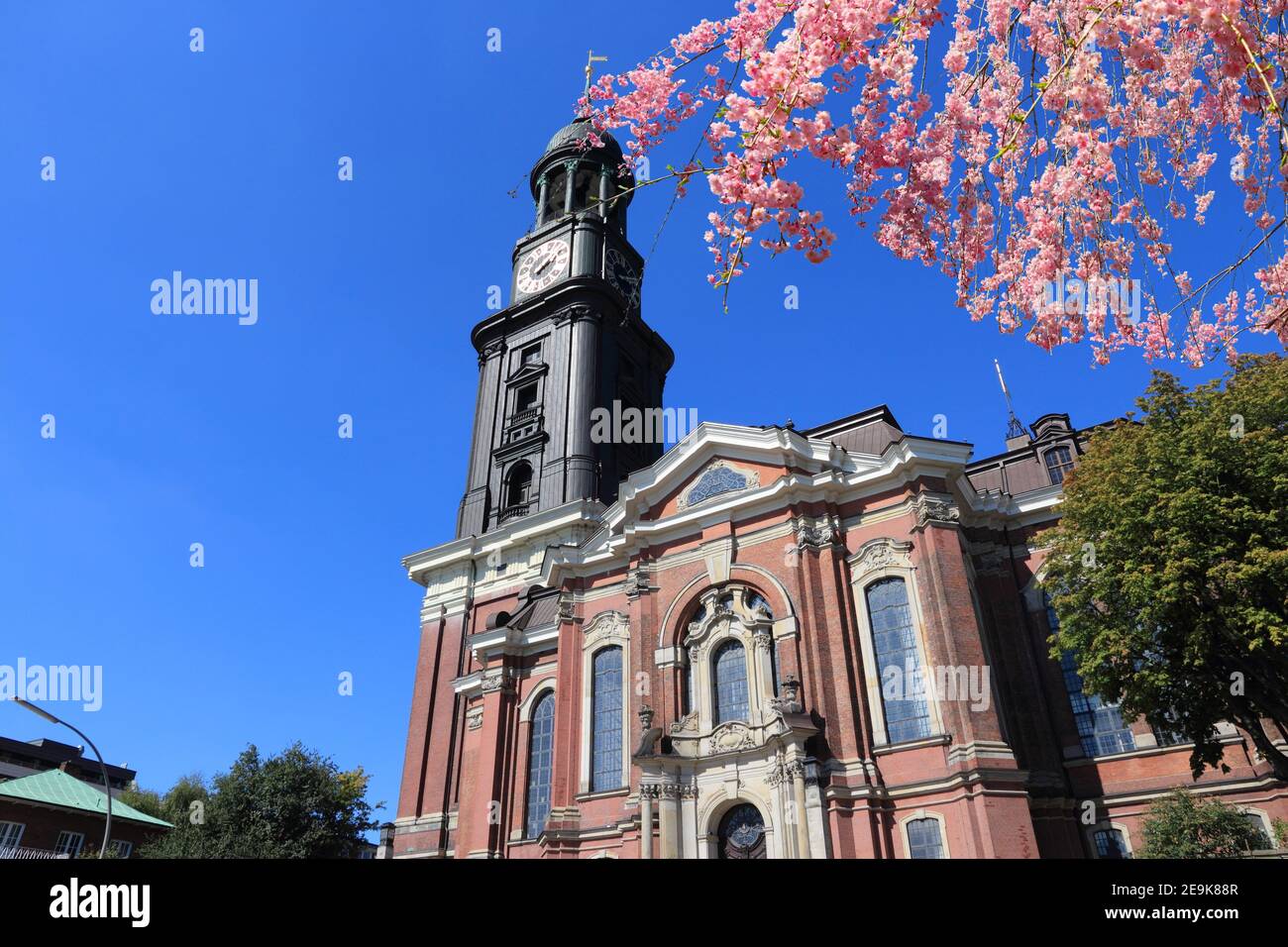 Hambourg, Allemagne - Eglise Saint-Michel (Sankt Michaelis). Printemps, cerisiers en fleurs. Banque D'Images