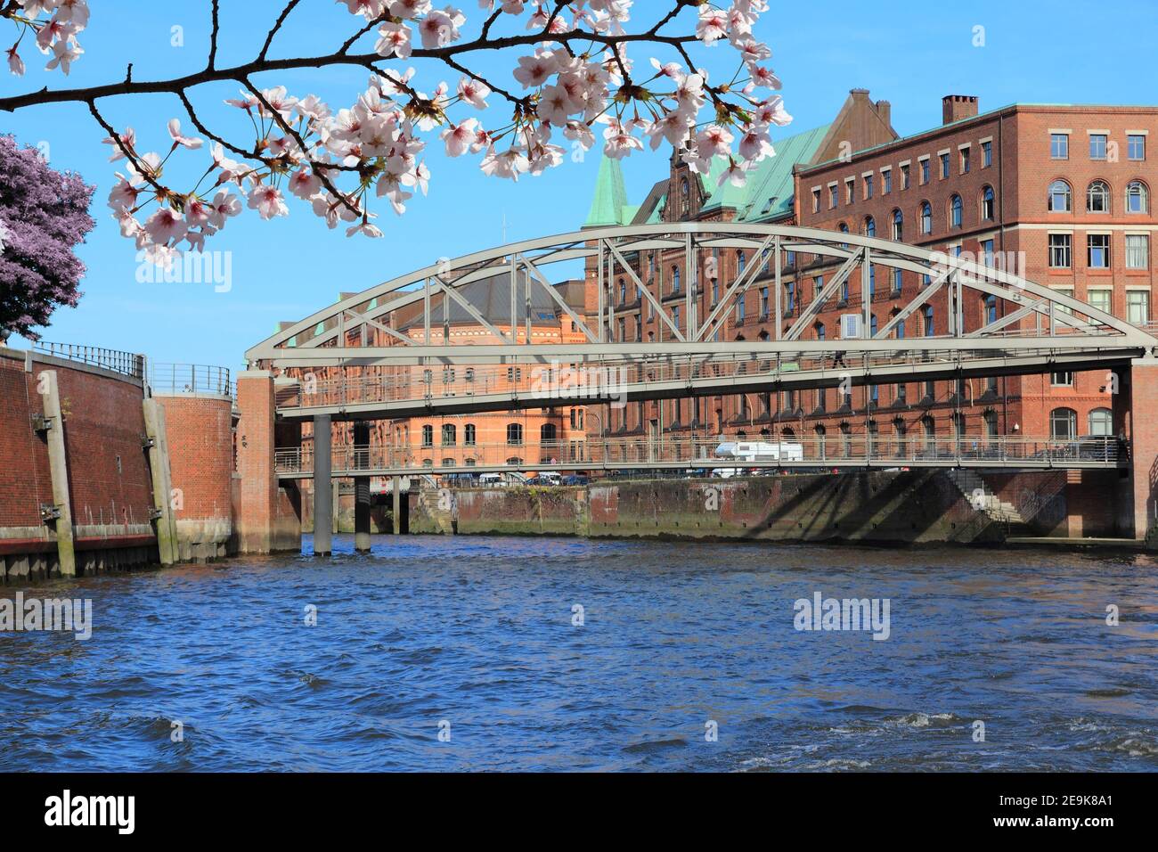 Hambourg, Allemagne - Speicherstadt (quartier des entrepôts). Anciens entrepôts du port. Printemps, cerisiers en fleurs. Banque D'Images
