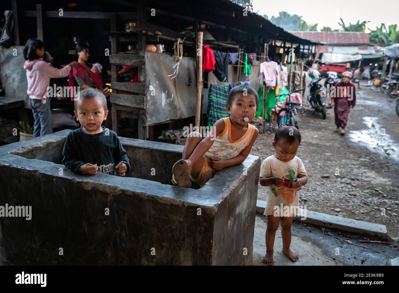 La vie quotidienne des réfugiés dans le camp de réfugiés IDP de Shatapru à Myikyina, au Myanmar. Chaque famille a une chambre dans les cabanes pauvres. Banque D'Images