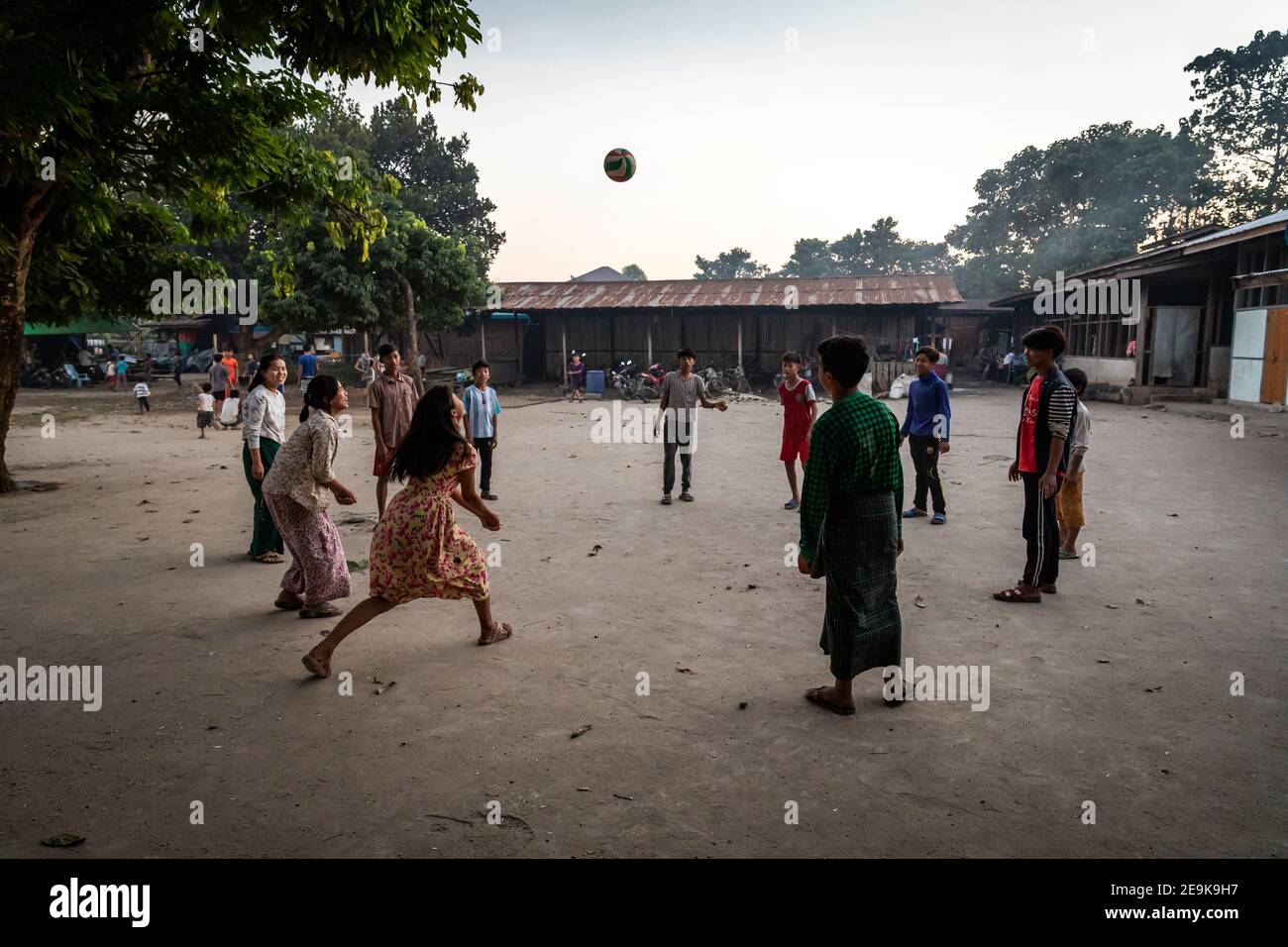 La vie quotidienne des réfugiés dans le camp de réfugiés IDP de Shatapru à Myikyina, au Myanmar. Chaque famille a une chambre dans les cabanes pauvres. Banque D'Images