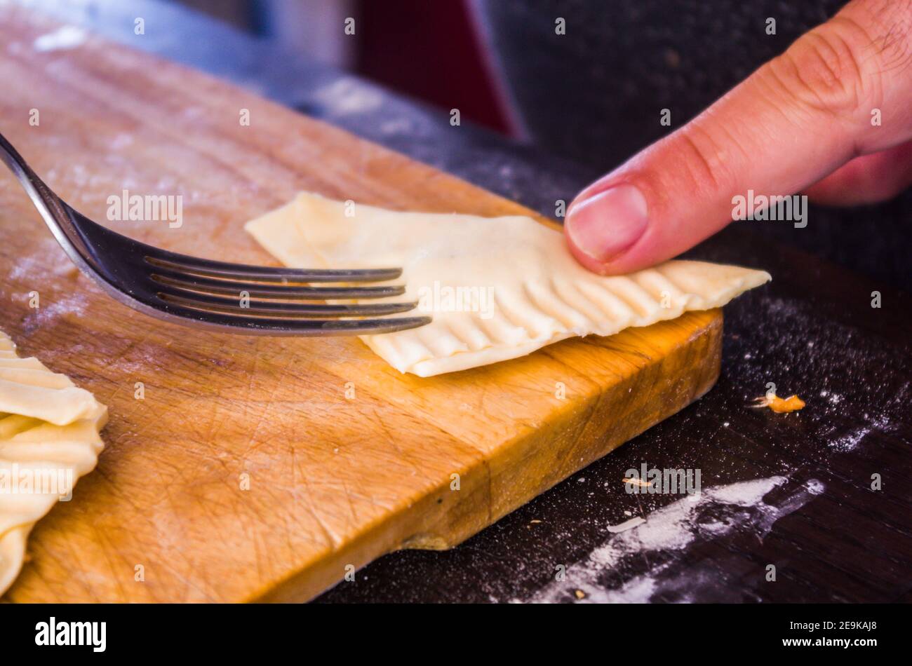 préparation d'en-cas salés faits maison avec pâte feuilletée, mortadelle, fromage et œuf, cuits au four Banque D'Images préparation d'en-cas salés faits maison avec pâte feuilletée, mortadelle, fromage et œuf, cuits au four Banque D'Images