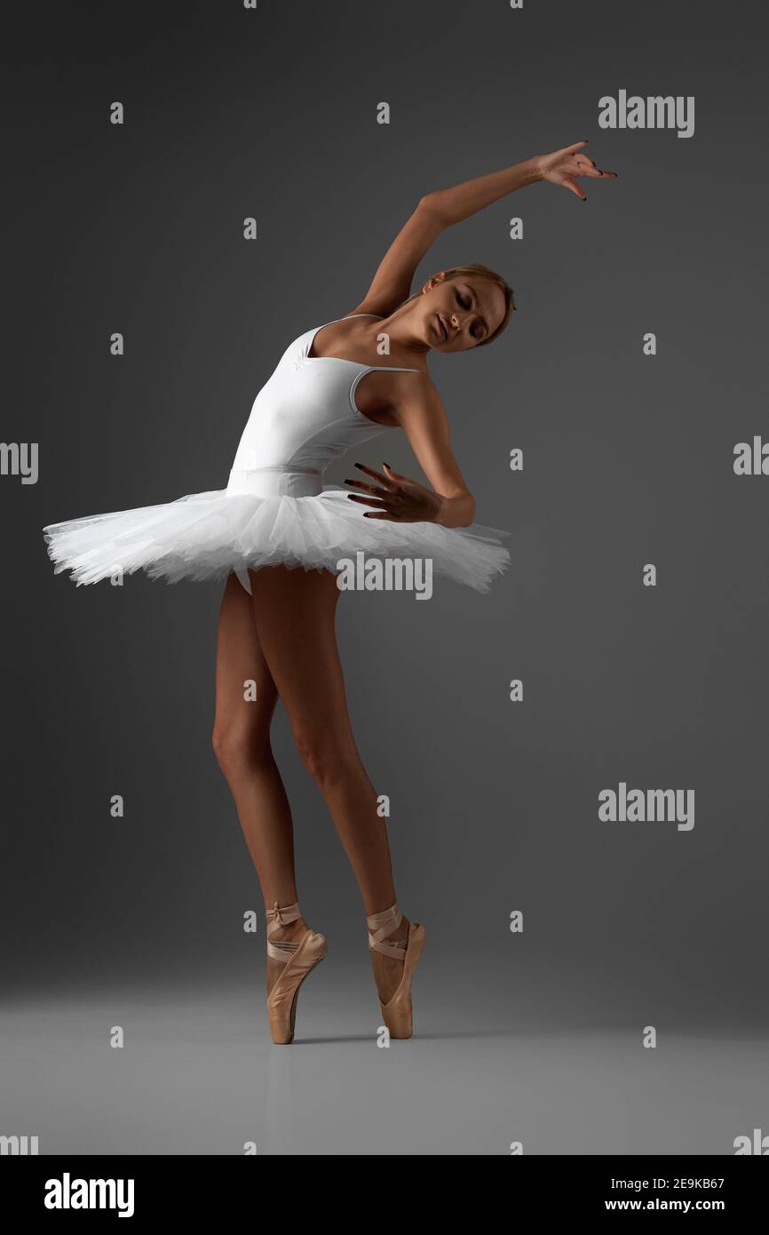 ballerine gracieuse dans un tutu et des chaussures de pointe Banque D'Images