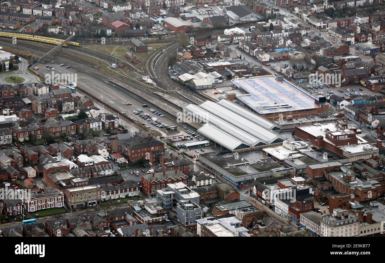 Vue aérienne de la gare de Southport et du magasin M&S sur West Street, Southport, Lancashire, Royaume-Uni Banque D'Images