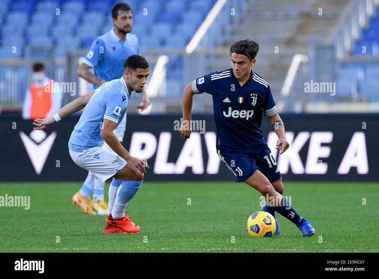 Paulo Dybala de Juventus F.C. et Andreas Pereira de S.S. Lazio en action pendant la série 2020–21 UN match de championnat italien entre S.S. Lazio et Juventus F.C. au Stadio Olimpico.final score; S.S. Lazio 1:1 Juventus F.C. Banque D'Images