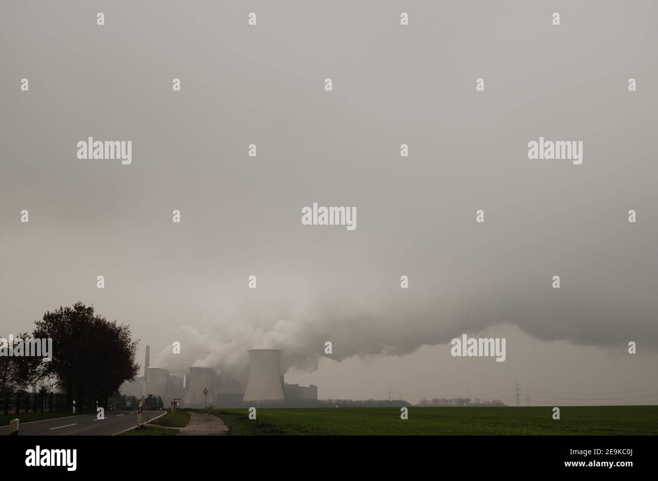 NEURATH, ALLEMAGNE - 02 févr. 2021: Ansicht des Kohlekraftwerks Neurath in Nordrhein-Westfalen von Osten sa gesehen Banque D'Images