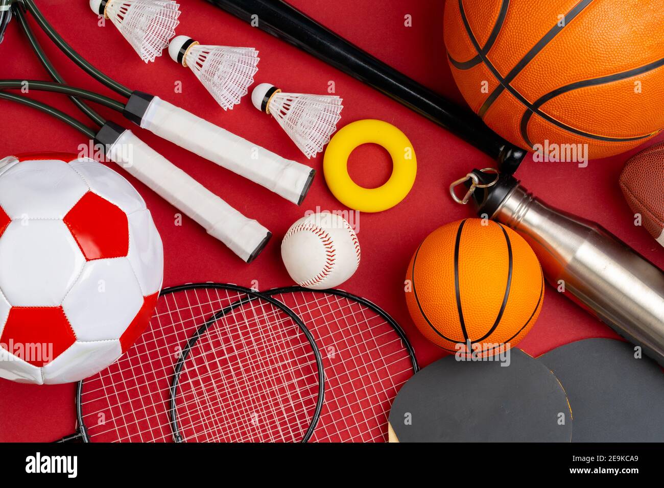 Composition de divers équipements de sport pour la remise en forme et les jeux Banque D'Images