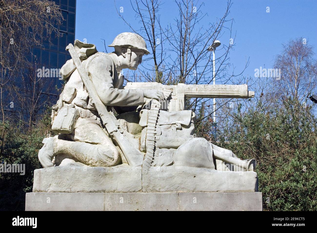 Sculpture de Charles Sargeant Jagger (1885-1934) d'un mitrailleur. Mémorial de guerre de Cenotaph, Portsmouth, Hampshire. Monument public, exposé dans l'interface graphique Banque D'Images