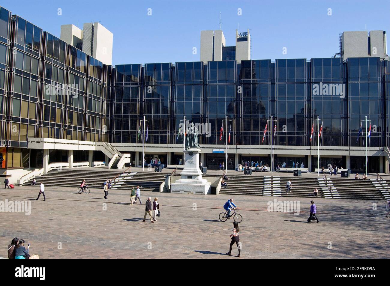 PORTSMOUTH, HAMPSHIRE, ANGLETERRE - MARS 28 : piétons aux bureaux du conseil municipal de Guildhall Square le 28 2012 mars. L'autorité est sous pres Banque D'Images
