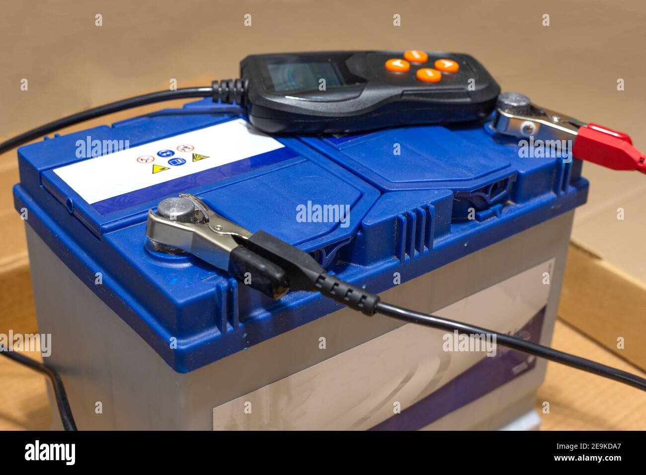 batterie de voiture avec un testeur pour vérifier la charge d'énergie, la  réparation et le diagnostic des appareils Photo Stock - Alamy