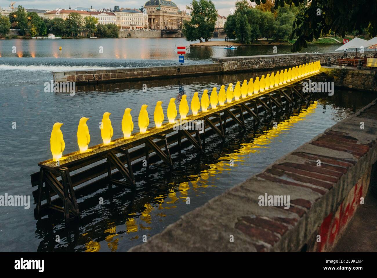 PRAGUE, RÉPUBLIQUE TCHÈQUE - 28 septembre 2015 : manchots jaunes au parc Kampa de Vltava créé par le groupe d'art craquant avec des bouteilles recyclées. Message Banque D'Images