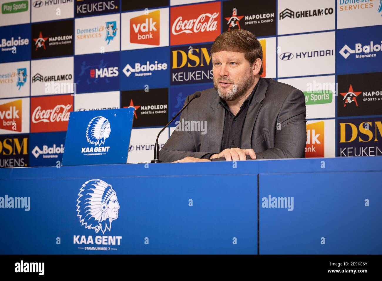 Hein Vanhaezebrouck, entraîneur en chef de Gent, photographié lors d'une conférence de presse de l'équipe belge de football KAA Gent, vendredi 05 février 2021 à Gent, devant da Banque D'Images