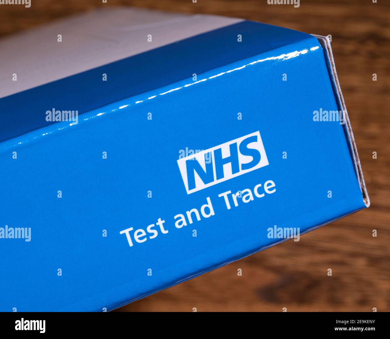 Londres, Royaume-Uni - 29 janvier 2021 : gros plan du symbole NHS Test and Trace, représenté sur un kit d'essai à domicile. Banque D'Images