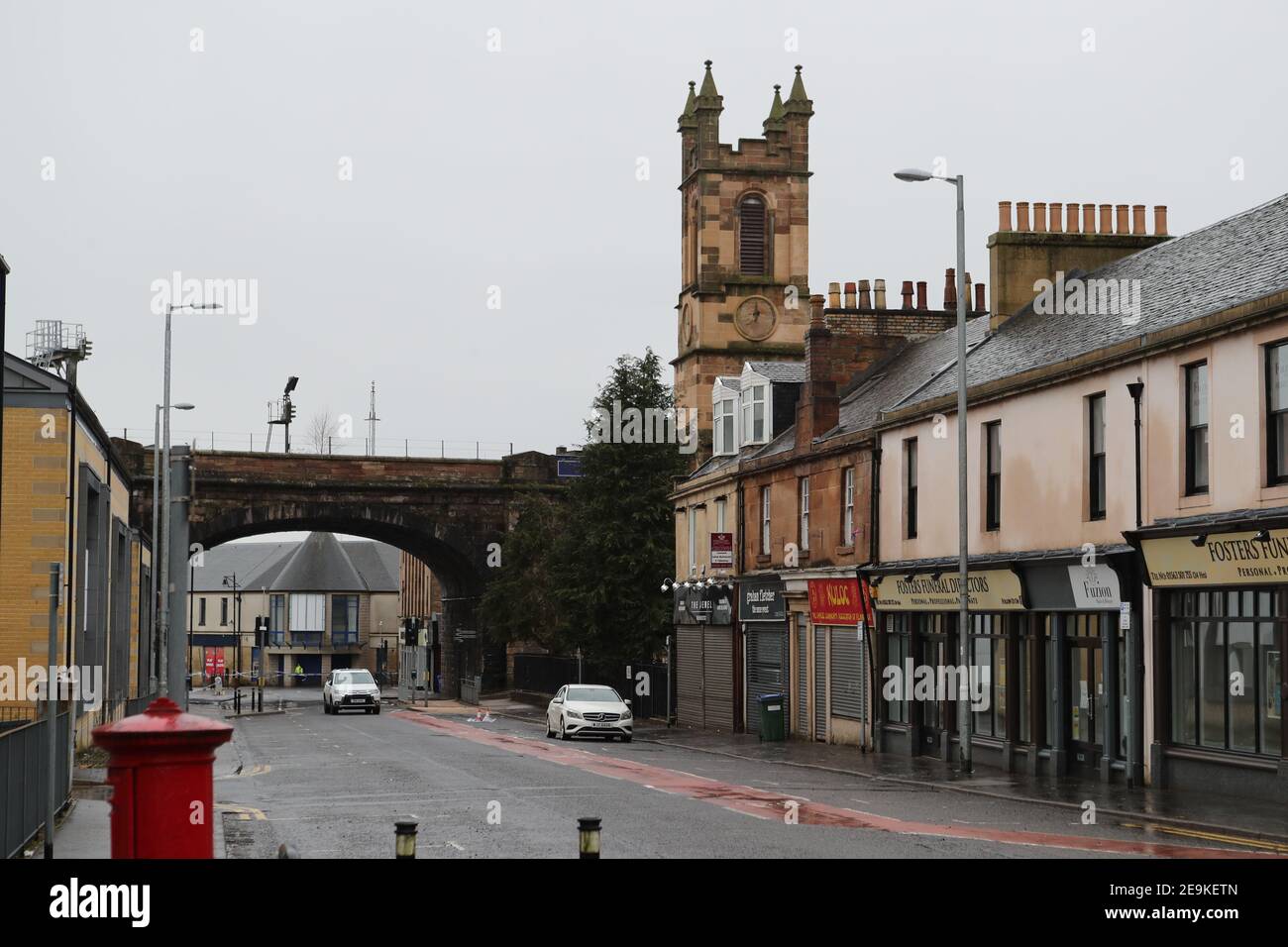 La scène sur Portland Street à Kilmarnock, Ayrshire, où une femme de 24 ans a été poignardée et est décédée plus tard à l'hôpital. Une femme de 39 ans a également été tuée et un homme est mort dans un accident de voiture lors de trois incidents, selon la police, sont liés dans la région de Kilmarnock. Date de la photo : vendredi 5 février 2021. Banque D'Images