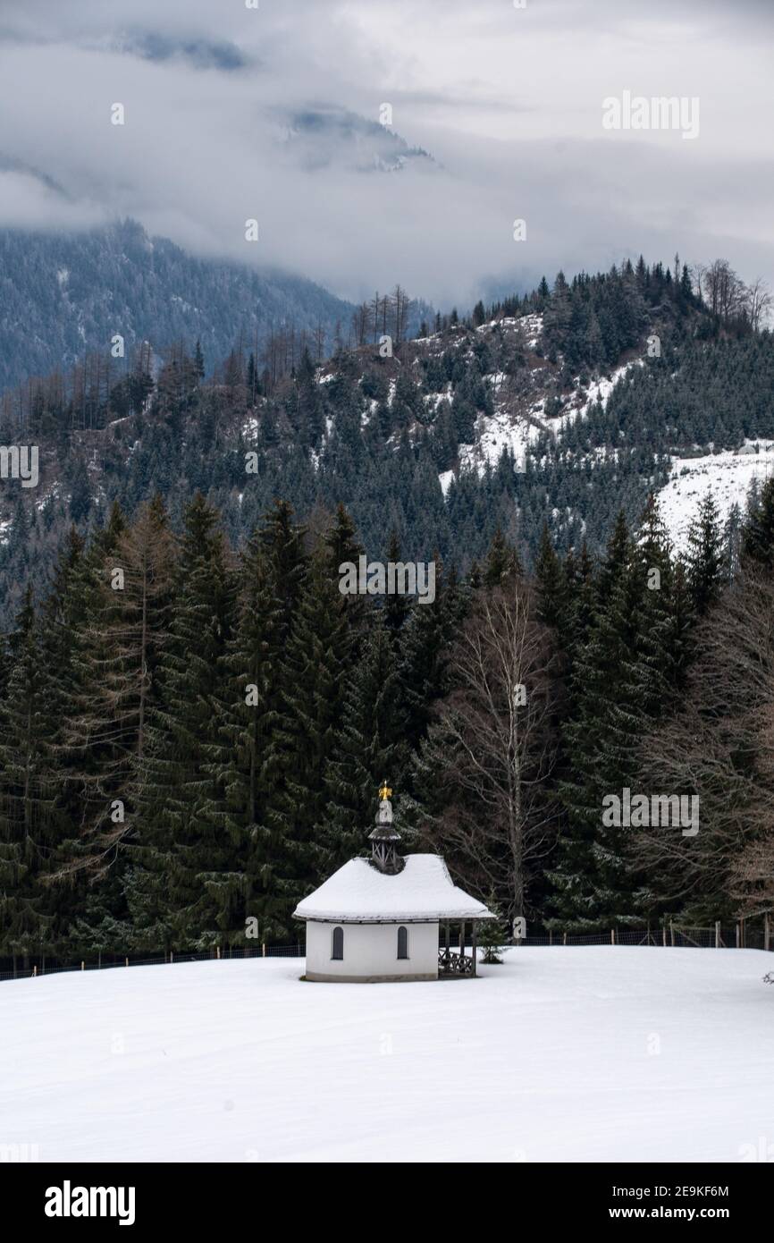 Chapelle dans les montagnes enneigées de Mautern, Autriche Banque D'Images