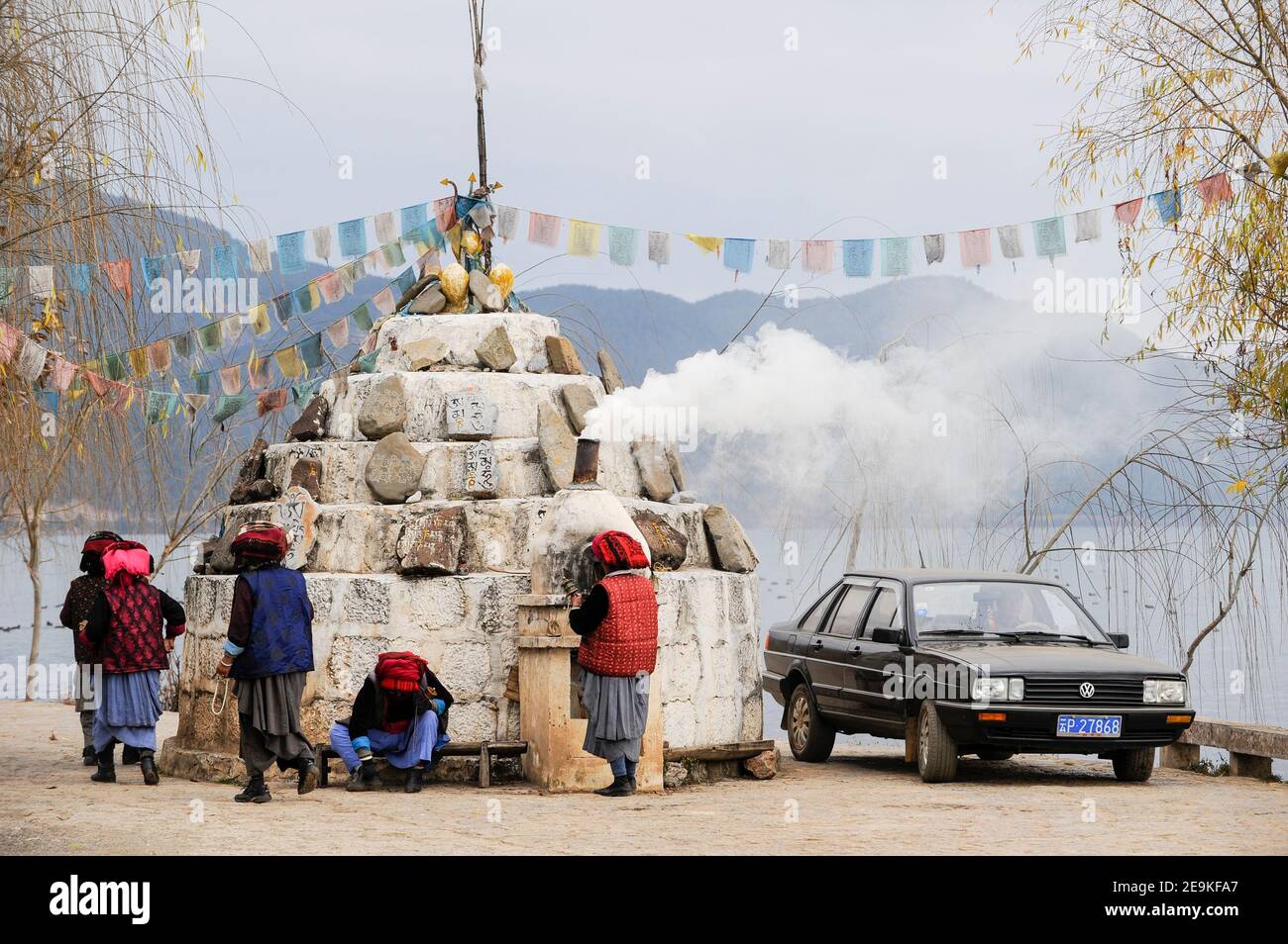 CHINE, province Yunnan, Xialuoshui, minorité ethnique Mosuo qui sont bouddhistes et les femmes exercent une matriargie, les vieilles femmes Mosuo avec des moulins de prière vont autour d'un sanctuaire bouddhiste à Lugu Lac / CHINE, Provinz Yunnan, ethnische Minderheit Mosuo , die Mosuo sind Buddhisten und Mosuo Frauen uein Matriarchaus, Frauen mit Gebetsmuehlen umrunden einen Schrein am Lugu Voir Banque D'Images