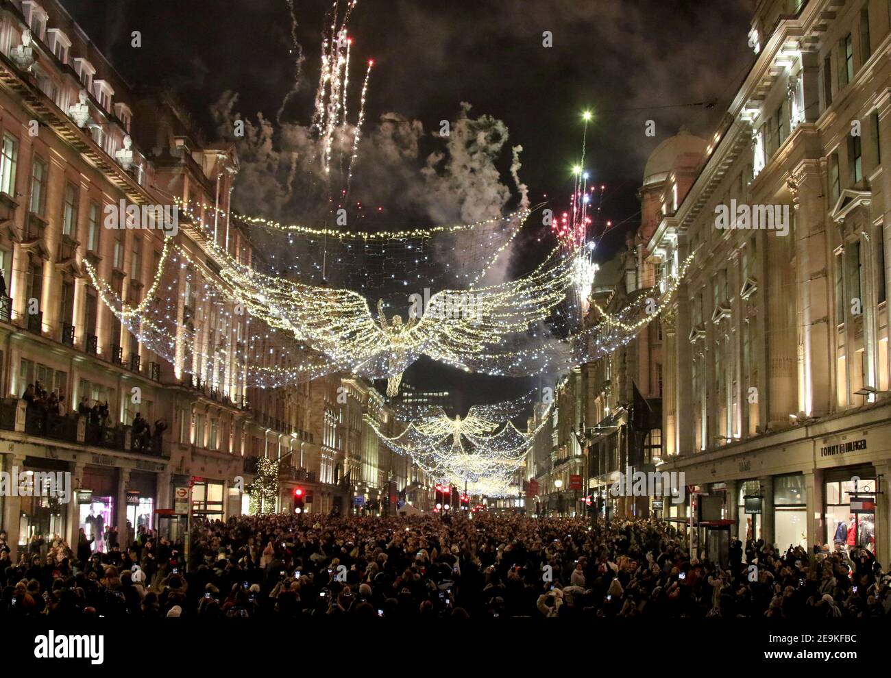 14 novembre 2019 - Londres, Angleterre, Royaume-Uni - Regent Street Christmas Lights Switch-On, Regent Street photo shows: GV of Fireworks Banque D'Images