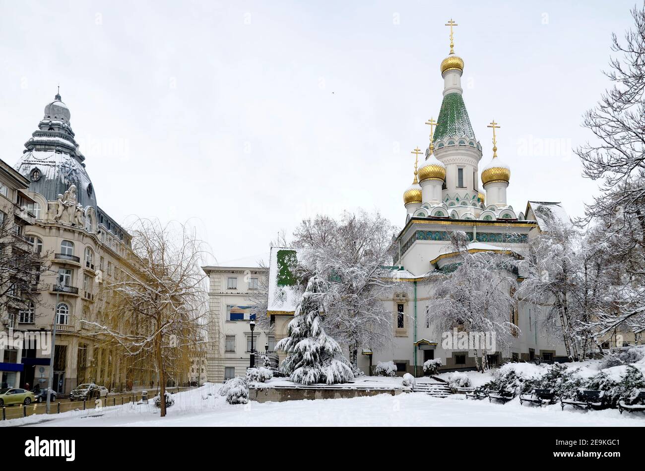 Église orthodoxe russe Saint-Nicolas le Wonderworker ou Miracle Worker en hiver, Sofia, Bulgarie, Europe Banque D'Images